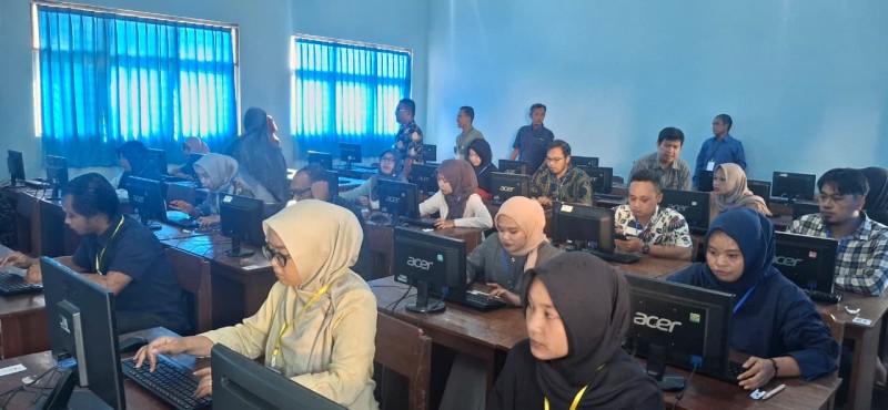 Bidang Pemdes Dinpermades Temanggung Pantau Ujian Pengisian Perangkat Desa Mudal di SMKN Tembarak